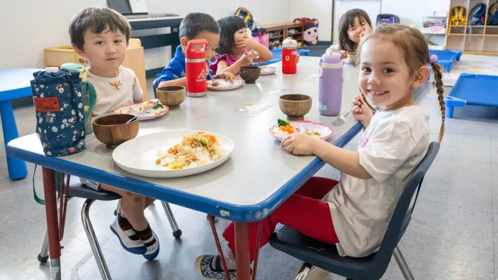 Children eating lunch together at Tsumiki Preschool